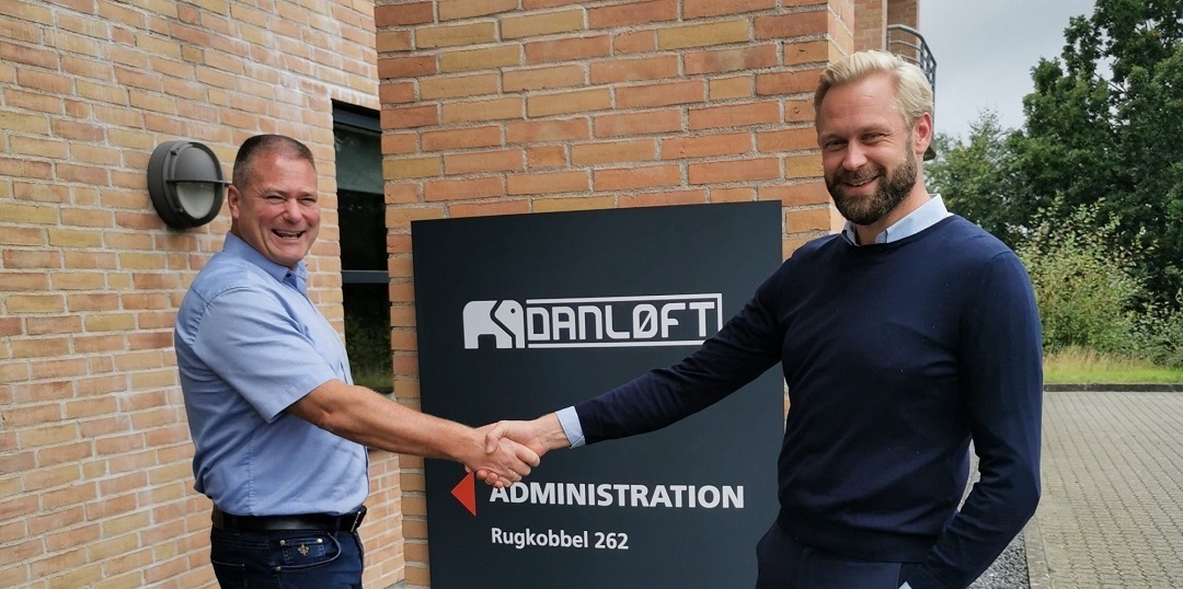 Thomas Westergaard og Dennis Juhl Hansen giver hånd på deres fremtidige samarbejde.